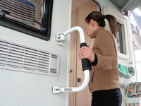 出入り口用ドアの脇には大きくがっしりとしたグリップがある。グリップには防犯ロック機構が備わる。