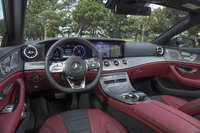 ダッシュボードの下辺を曲線で処理したインテリアデザインは「Eクラス」に順ずるもの。