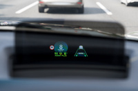 ドライバー前方に備わるメーター類まで廃止された「MINIカントリーマン」だが、かわってコンバイナータイプのヘッドアップディスプレイが全車に標準で装備される。おかげで、ドライブ中は前方からあまり目を離さないで運転が可能だ。