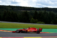 前年の覇者、シャルル・ルクレールも「フェラーリがここまで下位に沈むなんて」と驚きを隠せなかった今年のベルギーGP。予選ではQ2進出も危ぶまれたが、ルクレール13位、セバスチャン・ベッテル（写真）14位となんとかQ2までは駒を進めることができた。昨季のベルギーGPでは、フリー走行から予選までフェラーリが1-2を独占するほどだったが、今季型のマシンでは前年のポールタイムにすら届かず、退化していることを露呈してしまった。レースでも、ルクレールがスタートで8位にジャンプアップするもズルズルと後退しポイント圏外の14位、ベッテル13位とふがいない結果に。どん底にいる跳ね馬、次戦は地元イタリアのモンツァ、そしてその次はフェラーリ所有のムジェッロで行われる、最古参チームにとって1000戦目のメモリアルレースが待っているのだが、明るいニュースは聞かれない。（Photo=Ferrari）