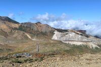 吾妻小富士の火口縁からの眺めは、ご覧のとおりの壮観。登ってよかった。