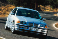 1998年に登場した4代目（E46）。この頃にはバブルの余韻もすっかり失（う）せていたが、すでにBMWのセダンは、日本でも根強い支持層を獲得していた。