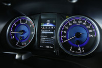 ブルーのカラーリングを特徴とするメーターパネル。中央には4.2インチのマルチインフォメーションディスプレイが備わる。