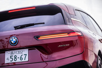 日本に導入される「iX」には、出力と航続距離が異なる2モデルをラインナップ。今回は523PSのシステム最高出力と、一充電あたり650kmの航続距離を誇る上級モデル「xDrive50」に試乗した。