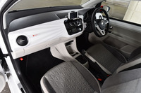 助手席側から見たインテリア。白いインストゥルメントパネルが、明るい室内を演出する。