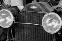 最初期のころの電気式ヘッドライト。写真は1914年式「シボレー・シリーズH」のもの。