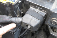 こちらが「C100（コネクターナンバー100）」と呼ばれている集中コネクター。なぜか知らないが、アメ車かいわいでは、たいていの車種でここのコネクターを「C100」というのだとか。