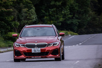 「ALLRAD（アルラット）」と呼ばれる4WDシステムを採用する「D3 Sツーリング」。独自に調整されたバンプストッパーやスタビライザー、アイバッハ製スプリングなどにより、シャシーが強化されている。