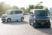 長らく新車販売台数でトップの座に君臨していた「ホンダN-BOX」。2021年上半期のランキングでは「トヨタ・ヤリス」にその座を譲ったが、軽自動車ナンバーワンの座は守ってみせた。
