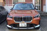 2リッターガソリンの「X1 xDrive20i xライン」に試乗した際は、ATセレクターがパワーウィンドウのスイッチみたいになっているうえにシフトパドルもなく困惑した。