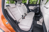 後席の背もたれは40：20：40の3分割可倒式で、個別にリクライニングが可能。シートは60：40に分割でき、いずれも前後に130mmスライドする。