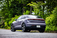 新型「マカン」のリアビュー。左右のリアコンビランプをLEDランプストリップでつなげたモダンなデザインが目を引く。写真の外板色は「プロヴァンス」とよばれる22万9000円の有償オプションカラー。