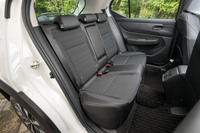 後席は床に近いところまでをプライムスムースで覆ったぜいたくなつくりで足元も広い。