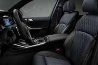 ナイトブルー×ブラックのコンビネーションとなるシート表皮を採用。