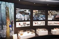 ブリヂストンのタイヤができるまで。樹皮の傷から流れ出るラテックスをくみ取るという天然ゴムの採取工程は昔から変わっていないという。