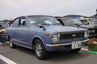 これもシングルナンバー付きのワンオーナー車という初代「カローラ・スプリンター1200SL」（1969年）。2代目以降はカローラの双子車となるスプリンターだが、初代はカローラのクーペモデルの名称だった。新車時から装着しているというスチールにメッキした「エルスター」ホイールも超希少。