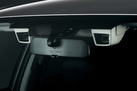 写真は、「EyeSight」搭載車に備わるステレオカメラ。フロントウィンドウ上端にあるふたつのカメラで前方の状況を認識する。