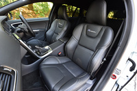 本革とパーフォレーテッドレザーからなる専用デザインのシートは「R-DESIGN」ならではの装備。色はブラックのみとなる。
    