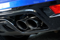 マフラーは左右2本ずつの4本出し。状況に応じてサウンドを切り替える「電子制御式2ステージアクティブエグゾーストシステム」が装備される。