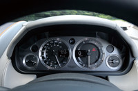 アストン・ファミリー共通デザインのメーターまわり。反時計回りに駆け上がるタコメーターが特徴的だ。