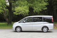 「G」のサイドビュー。「わくわくゲート」の採用に伴う左右非対称のデザインも、新型「ステップワゴン」の特徴となっている。