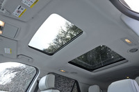 「エクスプローラー タイタニアム」には、「デュアルパネルサンルーフ」が備わる。フロント側（写真左側）は電動開閉式。