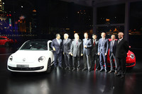 フォルクスワーゲンの首脳陣が見守るなか、「ザ・ビートル」がお披露目された。