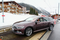 車両はドライバー自身が貨車に載せる。セドルン―アンデルマット間には難所のオーバーアルプ峠（標高2046m）があり、そこを越えるのがこの列車に乗る目的だ。並行する道路は、冬期に閉鎖される。