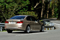 【スペック】320i xDrive ラグジュアリー：全長×全幅×全高＝4625×1800×1440mm／ホイールベース＝2810mm／車重＝1610kg／駆動方式＝4WD／2リッター直4DOHC16バルブターボ（184ps/5000rpm、27.5kgm/1250-4500rpm）／燃費＝15.2km/リッター（JC08モード）／価格＝500万円（テスト車＝598万8000円／マルチスポーツスタイリング416アロイホイール＝9万2000円／バリアブル・スポーツステアリング＝6万5000円／フロント・センターアームレスト＝2万2000円／電動ガラスサンルーフ＝17万円／ストレージパッケージ＝2万円／パークディスタンス・コントロール＝4万3000円／アダプティブヘッドライト＝8万2000円／TVチューナー＝10万8000円／8段スポーツ・オートマチックトランスミッション＝2万2000円／ダコタレザーシート＝28万4000円／メタリックペイント＝8万円）