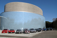 主な参加車両を並べて今度はクルマの記念写真。お天気に恵まれたのは、マセラティ乗りたちの日ごろの行いがよいため？