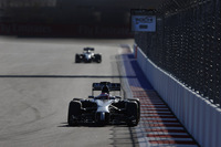 コンストラクターズランキングでフォースインディアと5位を争うマクラーレンは金曜日から順調な仕上がりを見せ、ジェンソン・バトン（写真前）が予選と同順位の4位でゴール、ケビン・マグヌッセン（同後ろ）はギアボックス交換により5グリッド降格、11番手からスタートし5位まで挽回した。チームはこれでフォースインディアに20点差をつけ5位に上がった。（Photo=McLaren）
    