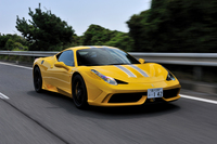 動力性能は0-100km/h加速が3.0秒で、0-400m加速が10.7秒、最高速は325km/h以上と発表されている。ちなみに、フェラーリのテストコースであるフィオラーノのラップタイムは、あの「エンツォ・フェラーリ」（1分24秒9）をしのぐ1分23秒5。