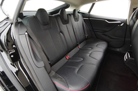 後席には3座のベンチシートに加え、2座の「エグゼクティブリアシート」も用意される。
    