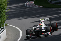 予選15位に沈んだザウバーのセルジオ・ペレス（写真）は、硬めのソフトタイヤでスタートしそのタイヤで41周目まで走行。スーパーソフトに履き替えても堅調なタイムを刻み、上位陣の脱落で3位の座をせしめ、2位に終わったマレーシアGP以来となる表彰台＆入賞を果たした。チームメイトの小林可夢偉は、予選11位から9位に入り今季4度目の入賞。ザウバーはトップ5チームの背後、6位につけている。（Photo=Sauber）