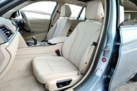 「モダン」ラインでは、クロスとレザーのコンビネーションシートが標準。試乗車にはオプションの「ダコタ・レザー・シート」が装着されていた。