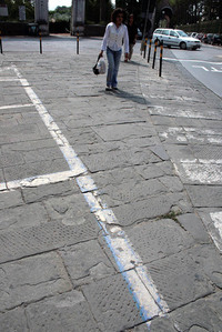 青線(有料)から白線(無料)に変更された駐車場。でも何か反則金を取られそうで怖い。