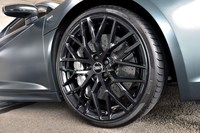 タイヤサイズは前が245/30ZR20（写真）で、後ろが305/30ZR20。カーボンセラミックブレーキが標準。