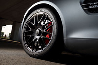 タイヤサイズは前が265/35R19で後ろは295/30R20。ミシュラン・パイロットスーパースポーツを履く。