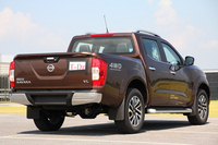 「NP300ナバラ」のリアビュー。日産は同車を世界180以上の国で販売するとしている。
    