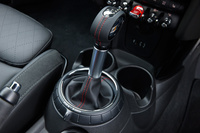 
	「3ドア」と「5ドア」のトランスミッションは6段AT。「クラブマン」では8段ATとなる。これは「クーパーD」でも「クーパーSD」でも変わらない。
	