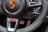 ステアリングホイール中央の右下に見えるのが、ドライビングプログラムスイッチ。その中央には、スポーツレスポンススイッチが備わる。