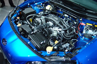 エンジンルームの後方、低い位置に搭載される、2リッター水平対向4気筒エンジン。