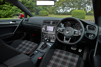 ステアリングを切り込むに従ってギヤ比が累進的に変化する「プログレッシブステアリング」をフォルクスワーゲン車として初めて採用する。