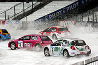 路面はスキーのモーグル斜面のような凸凹があり、コーナーではスパイクタイヤに削られて“氷炎”が吹き上がる。