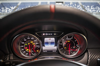 スピードメーター（左）の表示は320km/hまで。最高速は250km/h（速度リミッター作動）。