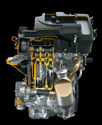 新開発の1リッター3気筒エンジン。軽量コンパクトがジマン。エアクリーナーとインテークマニフォルドは、一体樹脂成形だ。ウォーターポンプのプーリーは、なんと板金製で、非常に軽い。なお、1、1.3リッターとも、「平成17年排出ガス基準75％低減」レベルを達成した。いわゆる4ッ星である。