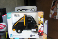 これもレトロ潮流か。店頭に並び始めたアペ50のミニカー。22.5ユーロ(約3600円)は、ちょいと高め？