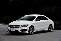 メルセデス・ベンツCLA45 AMG 4MATIC
    ボディーサイズ：全長×全幅×全高＝4690×1780×1430mm／ホイールベース：2700mm／車重：1600kg／駆動方式：4WD／エンジン：2リッター直4 DOHC 16バルブ ターボ／トランスミッション：7AT／最高出力：360ps/6000rpm／最大トルク：45.9kgm/2250-5000rpm／タイヤ：（前）235/40ZR18 （後）235/40ZR18／車両本体価格：730万2000円
