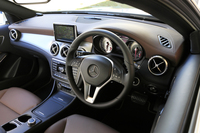 インテリアの様子。ハンドル位置は、グレードによらず右のみとなる。