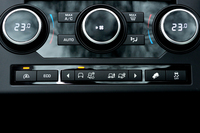 テレインレスポンスの切り替えスイッチはセンターパネルの下部に備わる。用意される走行モードは4種類。
    